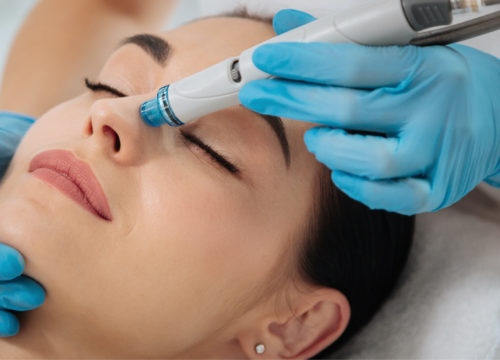 Woman receiving a HydraFacial® treatment